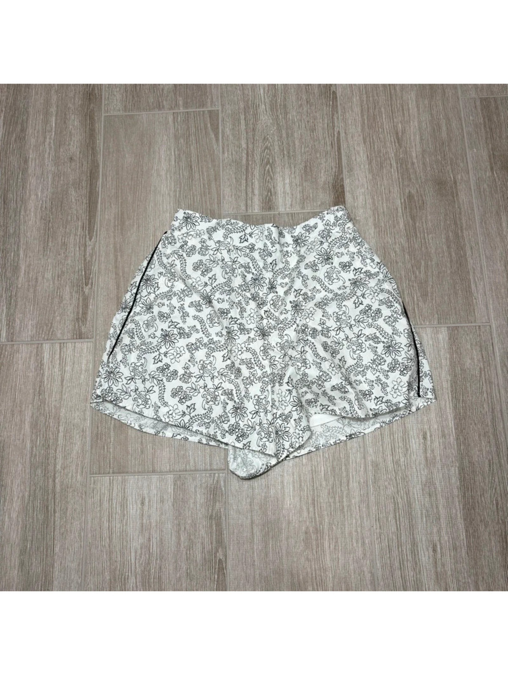Francesca’s white and black flower pattern XS shorts